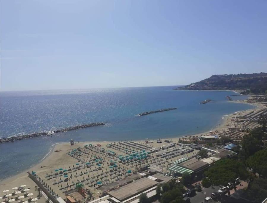 Casa Noemi, A Pochi Passi Dalle Spiagge E Dal Centro Di Arma Di Taggia. Exteriör bild